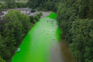Le vert fluo qui a coloré la rivière Sitter est inoffensif. Le colorant naturel permet de tester sa vitesse d'écoulement en cas de pollution, jusque dans la nappe phréatique et dans les points de captage d'eau potable.